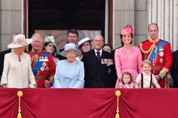 Все в розовом: принц Уильям и Кейт Миддлтон с детьми на параде в честь дня рождения королевы (Фото)
