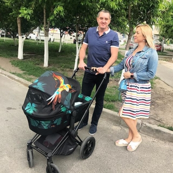 Многодетный отец: Дядя Жора засыпал сеть снимками с новорожденной дочерью (фото)