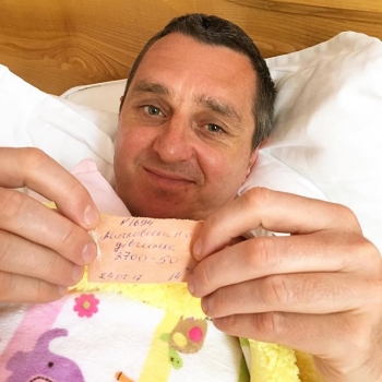 Многодетный отец: Дядя Жора засыпал сеть снимками с новорожденной дочерью (фото)