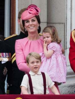 Все в розовом: принц Уильям и Кейт Миддлтон с детьми на параде в честь дня рождения королевы (Фото)