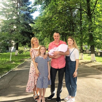 Многодетный отец: Дядя Жора засыпал сеть снимками с новорожденной дочерью (фото)