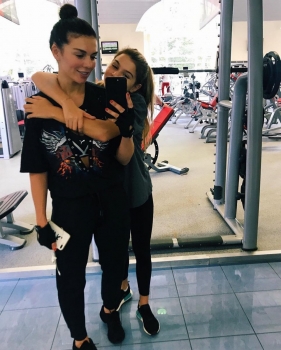 Вместе веселее: Анна Седокова тренируется в спортзале со своей старшей дочерью (видео)