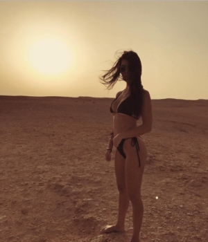 Обнаженная посреди пустыни: Кортни Кардашьян опубликовала сексуальные фото из Египта (Фото)