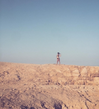 Обнаженная посреди пустыни: Кортни Кардашьян опубликовала сексуальные фото из Египта (Фото)