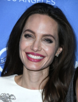 В белом платье и в обнимку с дочерьми: Анджелина Джоли блистает на кинопремьере (Фото)