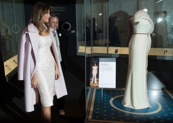 Мелания Трамп передала свое платье с инаугурационного бала в Музей американской истории (Фото)