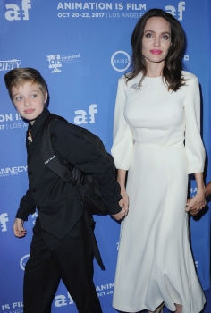 В белом платье и в обнимку с дочерьми: Анджелина Джоли блистает на кинопремьере (Фото)
