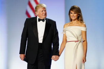 Мелания Трамп передала свое платье с инаугурационного бала в Музей американской истории (Фото)