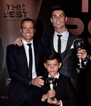 Приятно познакомиться, царь: Криштиану Роналду позирует на троне (Фото)