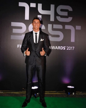 Приятно познакомиться, царь: Криштиану Роналду позирует на троне (Фото)