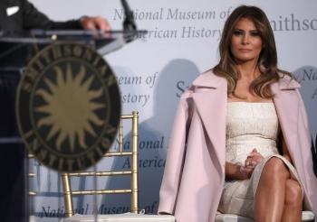 Мелания Трамп передала свое платье с инаугурационного бала в Музей американской истории (Фото)