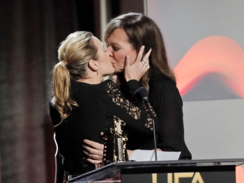 Кейт Уинслет страстно поцеловала на сцене актрису Эллисон Дженни (Фото)