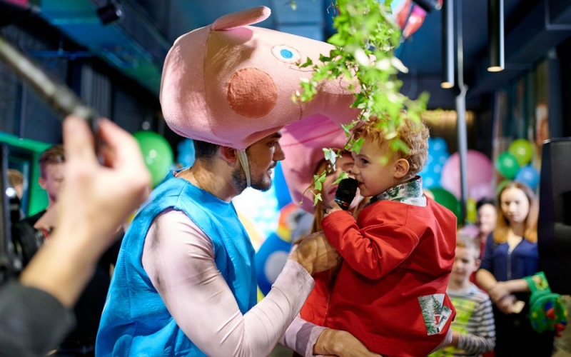 Слава "Неангелы" в наряде свинки Пеппы устроила грандиозный день рождения для своих детей