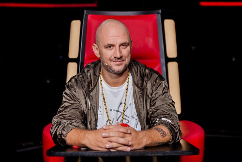 Сменивший пол Борис Апрель предстал в образе рыжеволосой девушки на "Голосі країни-8"