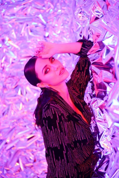 Огромные шубы, кислотные парики и немного эротики: "Неангелы" презентовали новый клип