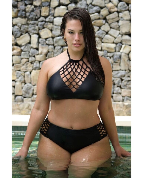 Стеснение в сторону: модель plus-size Эшли Грэм демонстрирует аппетитные формы в соблазнительных бикини