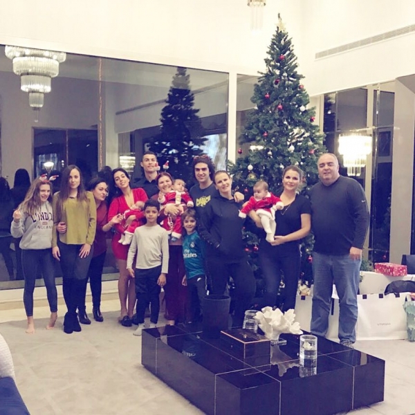 С Санта-Клаусом и в кругу семьи: Синди Кроуфрд, Мадонна, Ева Лонгория, Блейк Лайвли и другие отпраздновали Рождество
