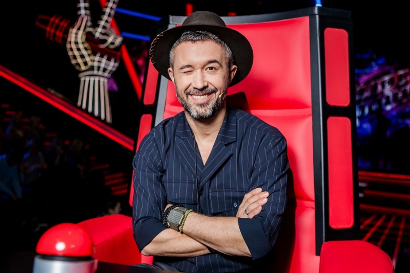 Сменивший пол Борис Апрель предстал в образе рыжеволосой девушки на "Голосі країни-8"