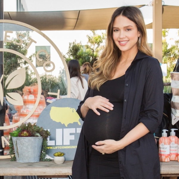 Вот-вот родит: Джессика Альба восхищает "беременными" фото