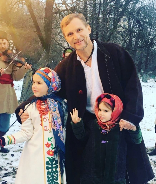 Папины копии: Олег Скрипка впервые опубликовал фото с дочками