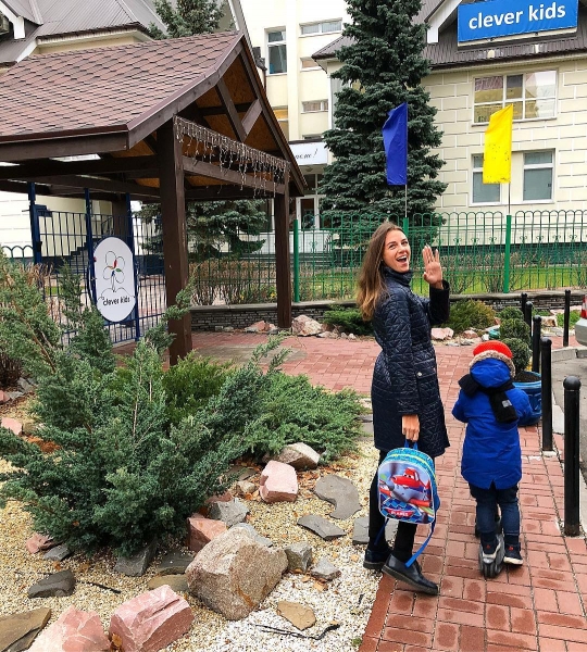 Праздник на пороге: Григорий Решетник с женой и сыновьями украсили елку