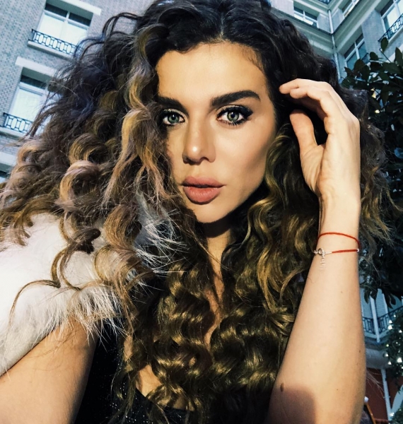 Анна Седокова откровенно о комплексах: "У меня большой нос и упитанная фигура"