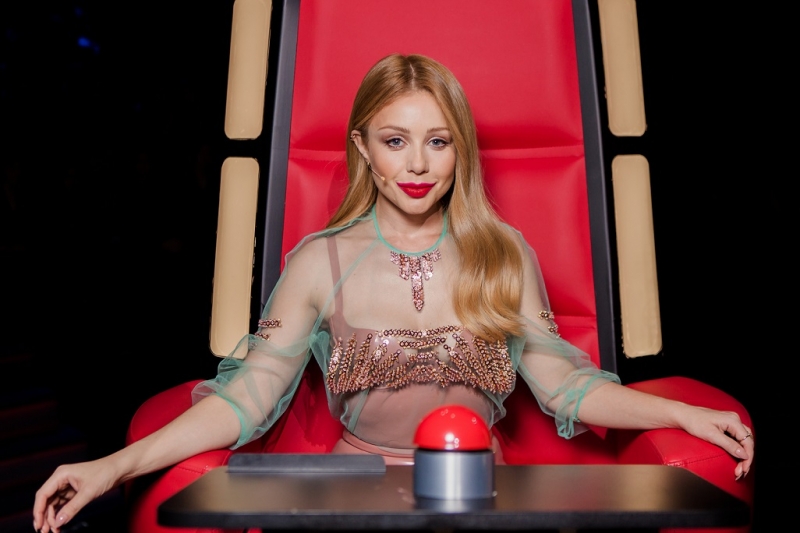 Сменивший пол Борис Апрель предстал в образе рыжеволосой девушки на "Голосі країни-8"