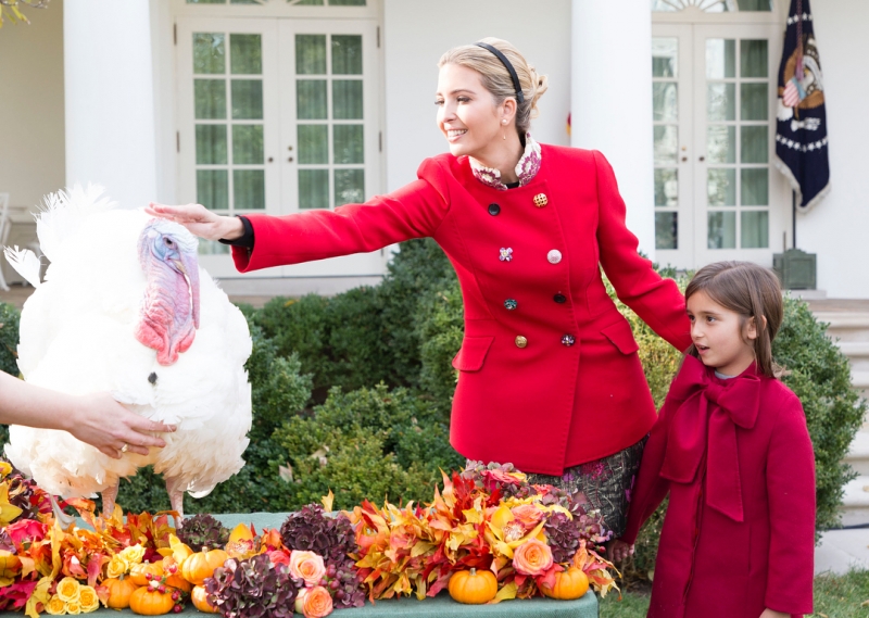 Примерная семья: Иванка Трамп растрогала милым фото с мужем и детьми