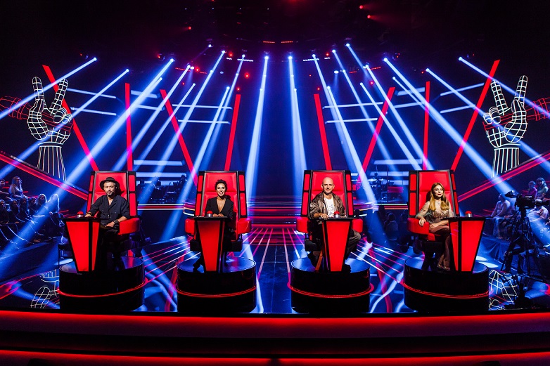 Сменивший пол Борис Апрель предстал в образе рыжеволосой девушки на "Голосі країни-8"