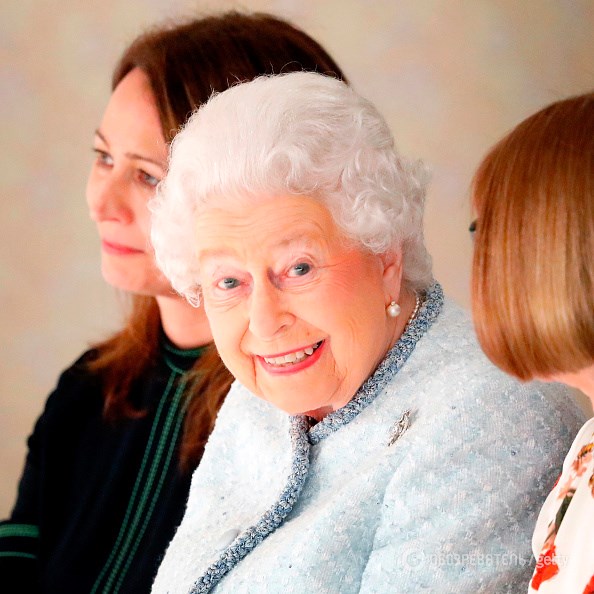Королева Елизавета II посетила модный показ в Лондоне: фотофакт