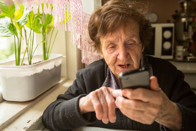 Як навчити бабусю користуватися смартфоном?