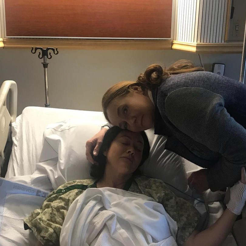 Снова операция? Шэннон Доэрти опубликовала фото из больницы и пожаловалась на сильные боли