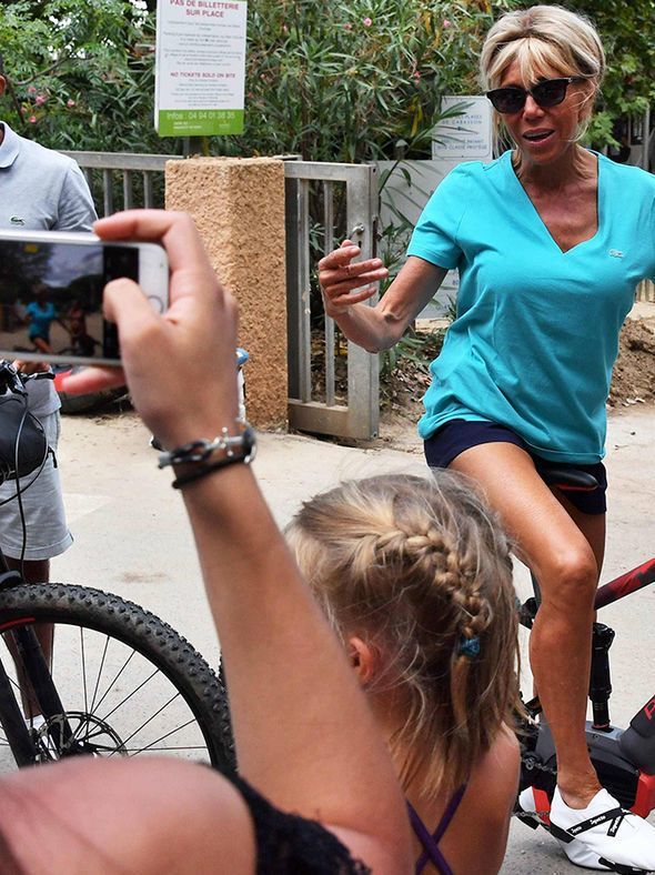 На велосипеде и в мини-шортах: 65-летняя жена Макрона удивила фигурой