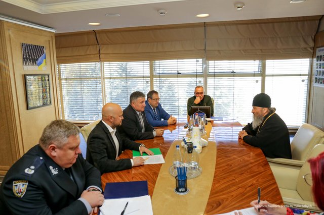 Аваков встретился с церковниками и пообещал не допустить религиозной вражды