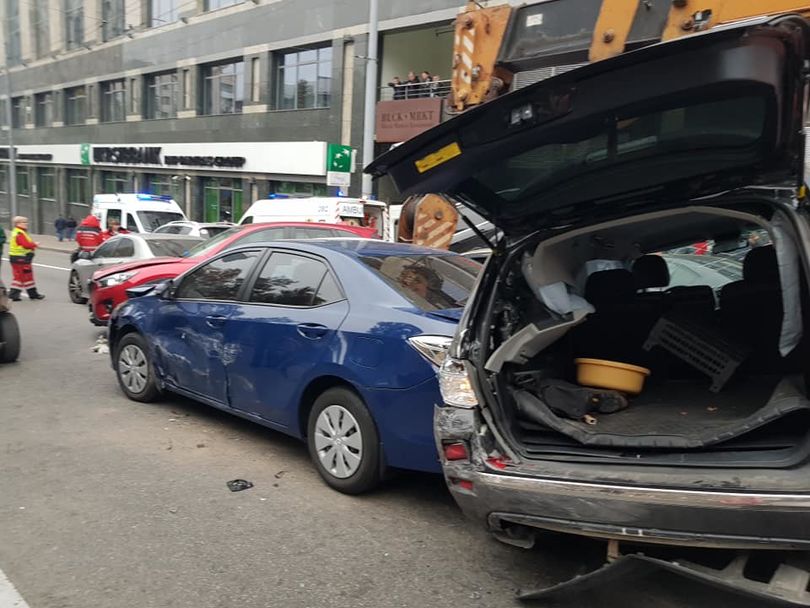 Автокран протаранил 17 автомобилей: в полиции рассказали подробности масштабного ДТП на бульваре Леси Украинки
