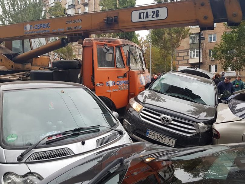 Автокран протаранил 17 автомобилей: в полиции рассказали подробности масштабного ДТП на бульваре Леси Украинки