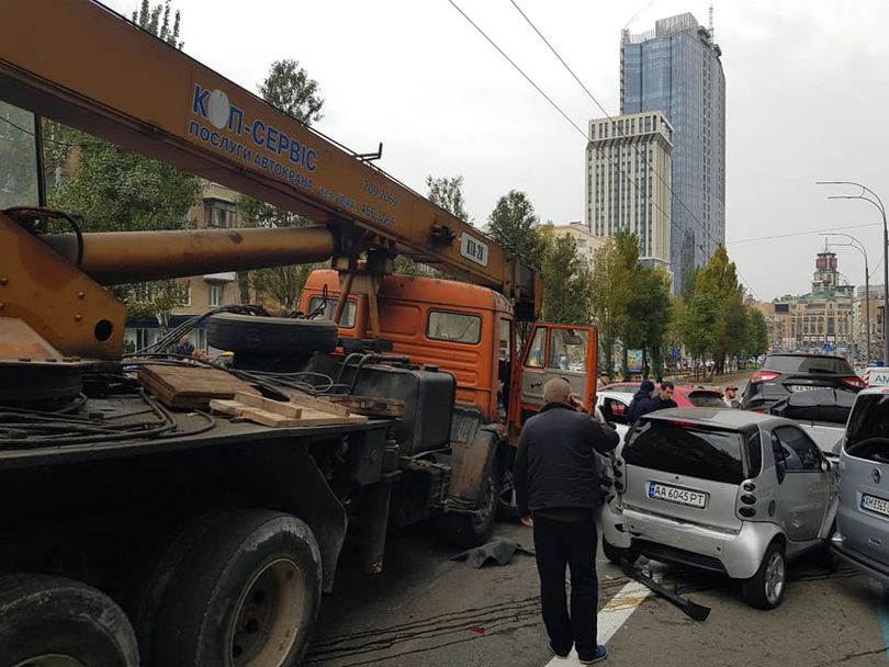 ДТП на Леси Украинки в Киеве: компенсацию водителям поврежденных машин выплатит страховая компания автокрана