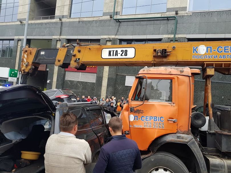 ДТП на Леси Украинки в Киеве: компенсацию водителям поврежденных машин выплатит страховая компания автокрана