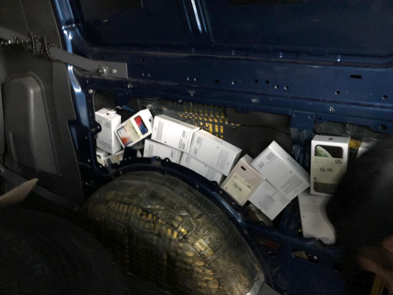 Львовские пограничник перехватили партию контрабандных iPhone