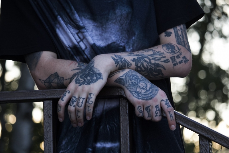 Медики рассказали, кому противопоказано делать татуировки