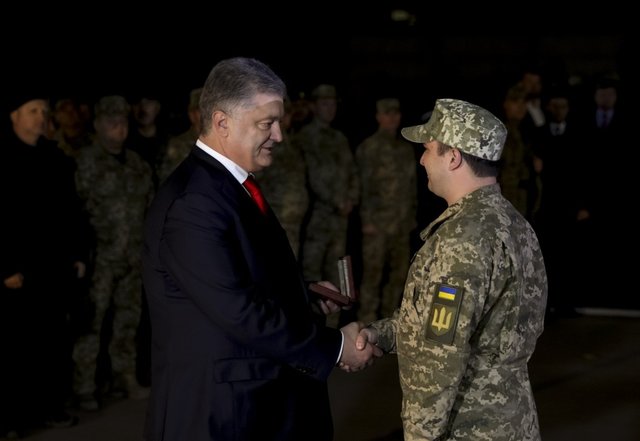 Порошенко посетил передовые позиции ВСУ на Донбассе: вручил награды морпехам и почтил память погибших медиков
