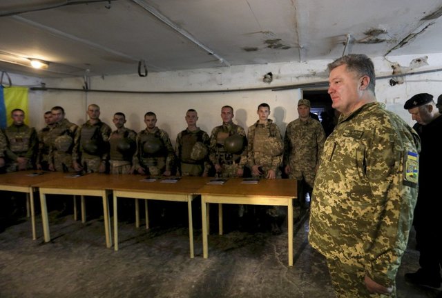 Порошенко посетил передовые позиции ВСУ на Донбассе: вручил награды морпехам и почтил память погибших медиков