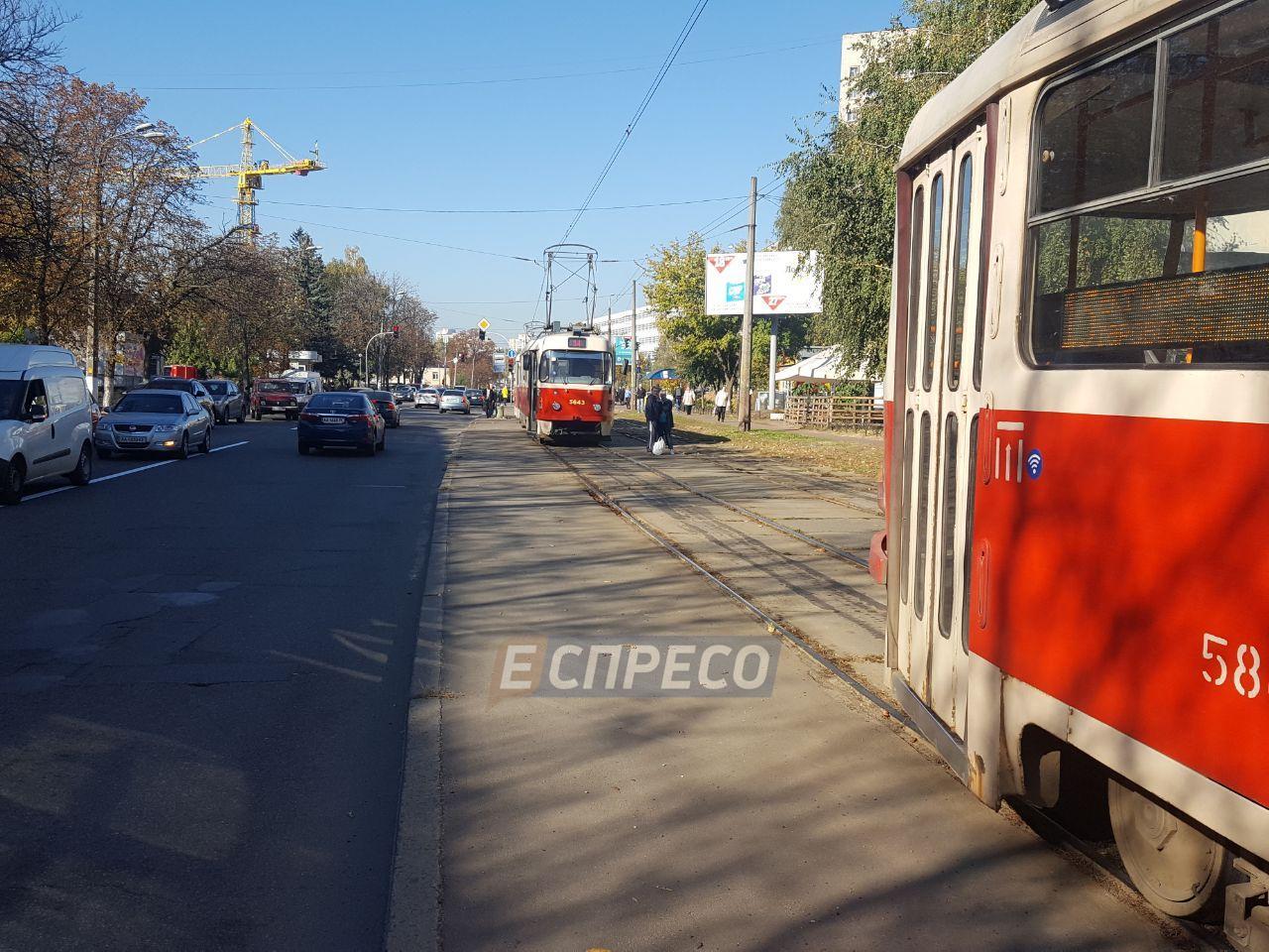 В Киеве авто охранной службы столкнулось с трамваем: движение заблокировано