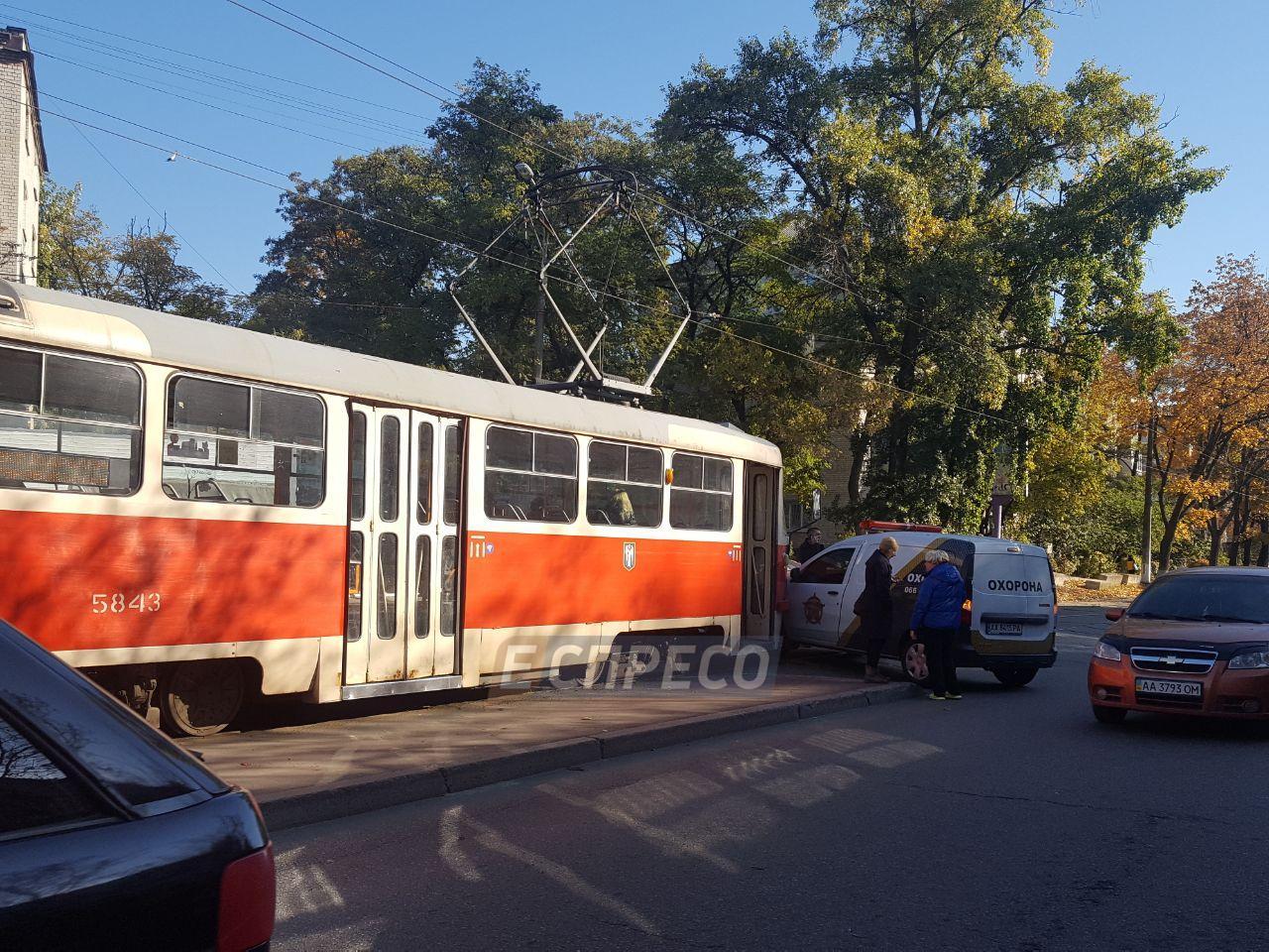 В Киеве авто охранной службы столкнулось с трамваем: движение заблокировано