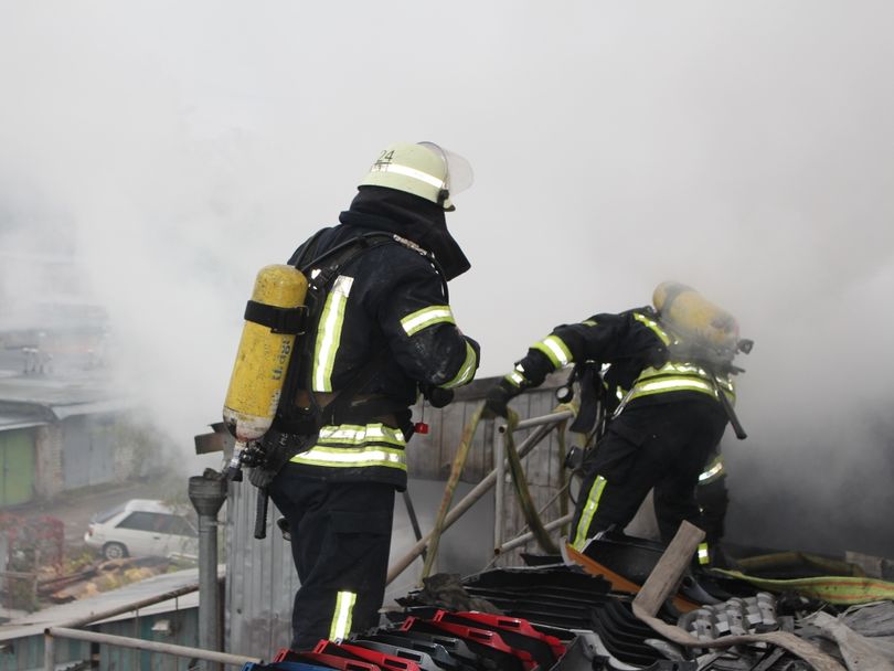 В Киеве произошел масштабный пожар на СТО: три авто сгорели дотла