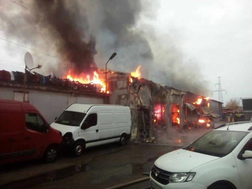 В Киеве произошел масштабный пожар на СТО: три авто сгорели дотла