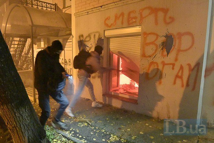 В Киеве разгромили офис Медведчука
