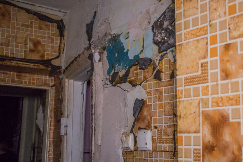 В Киеве в многоэтажке произошел взрыв: двое пострадавших