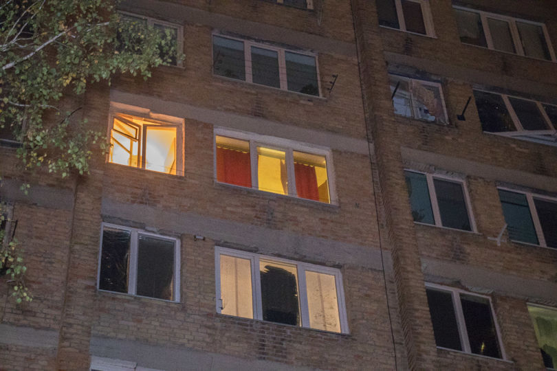 В Киеве в многоэтажке произошел взрыв: двое пострадавших