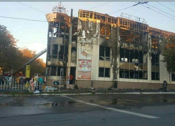 В оккупированном Антраците сгорел торговый центр Маяк 